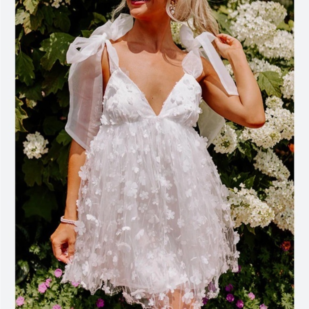 ÍDEM DITTO. Elegant White Floral Dress FLIRTY AND FRESH  NEW WITH TAGS MINI DRES